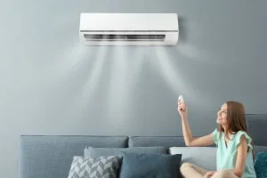 Kobieta włączająca klimatyzację