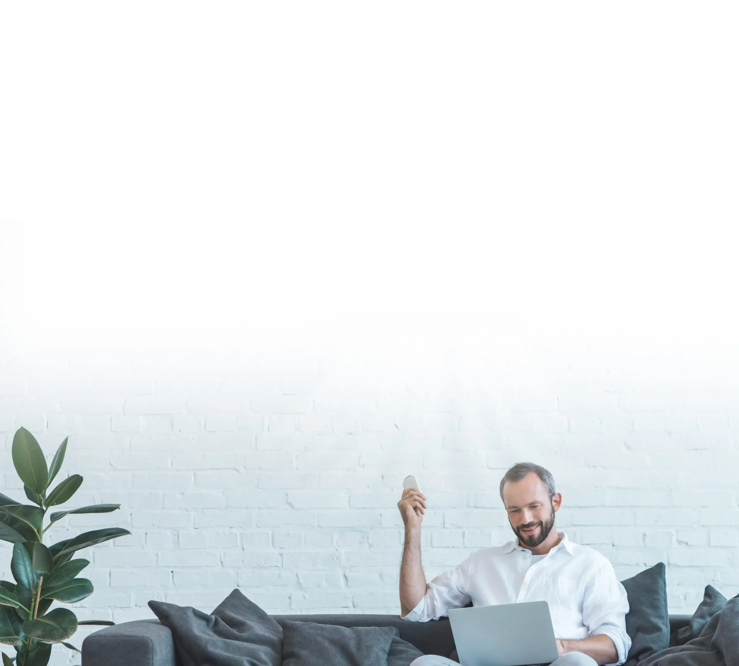 Zadowolony mężczyzna włączający klimatyzację