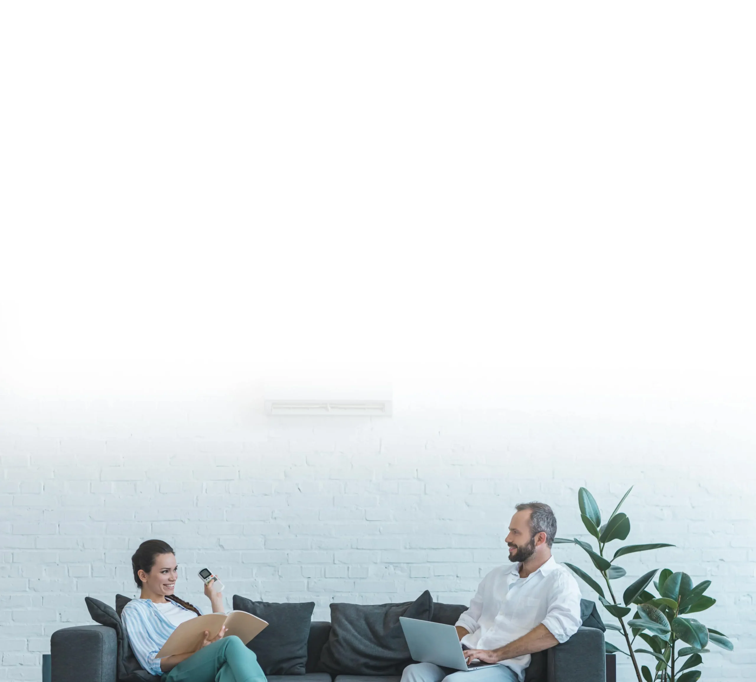 Para rozmawiająca przy klimatyzacji